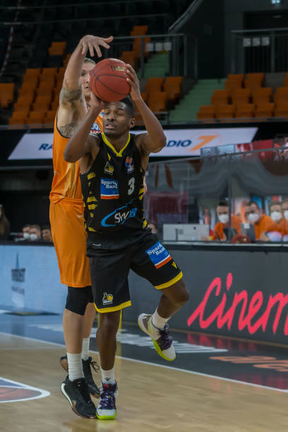 表现如出一 表现如出一