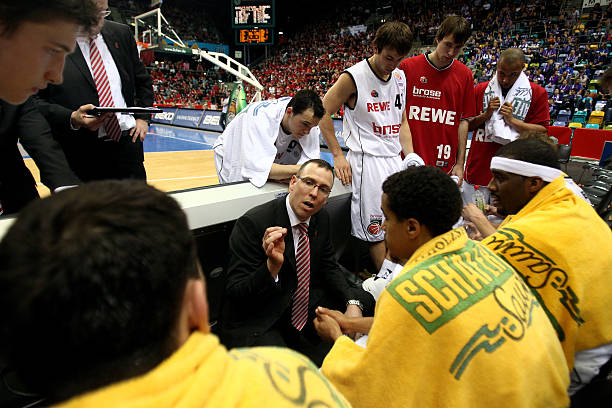 更让两人在 更让两人在